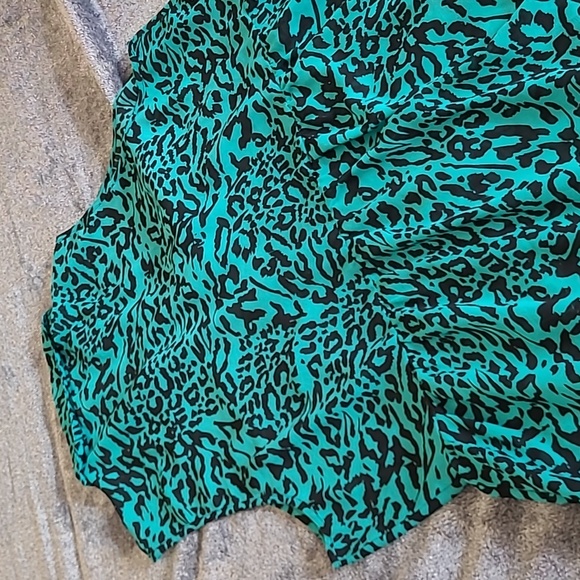 WAS  $68. TORRID Hi/lo Green/Black  sheer top size 2 - Picture 13 of 15